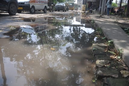 बारिश होने से गढ़ रोड पर सड़क किनारे हुआ जलभराव। संवाद