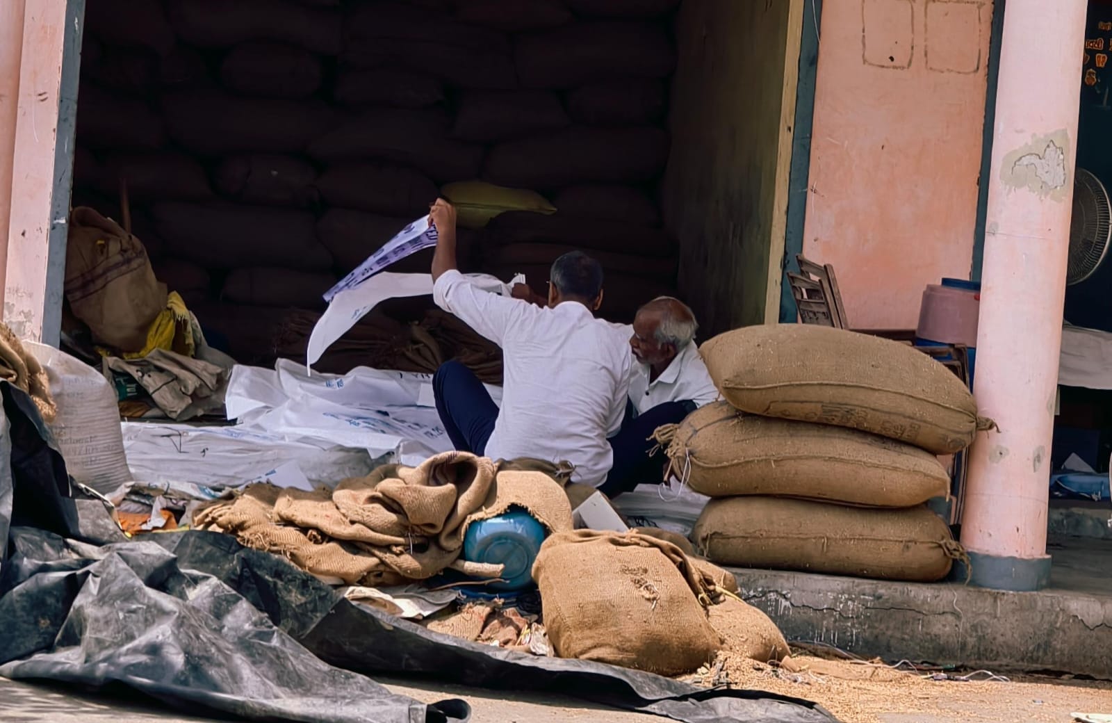 बुधवार की सुबह बारिश से मंझनपुर के ओसा मंडी के बाहर रखा गेहूं की छल्ली का ऊपरी हिस्सा भीगा। संव