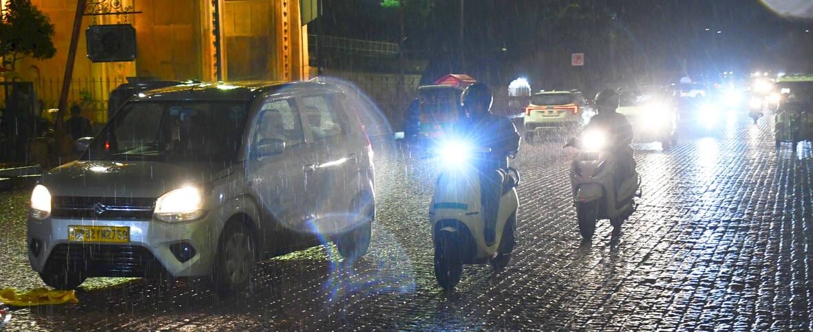 बुधवार शाम शहर में बारिश का नजारा। 