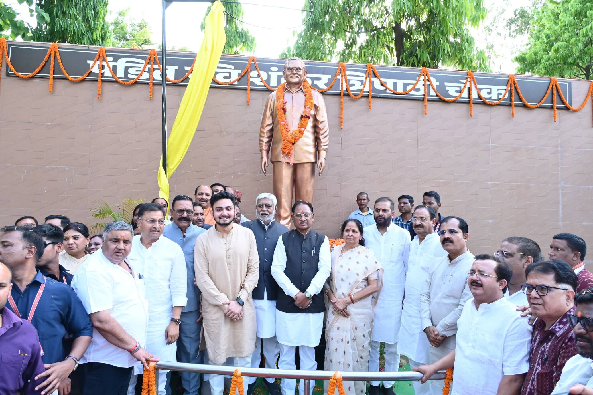 चंद्रशेखर आजाद एवं पंडित रवि शंकर त्रिपाठी की प्रतिमा का अनावरण करते मुख्यमंत्री विष्णु देव साय