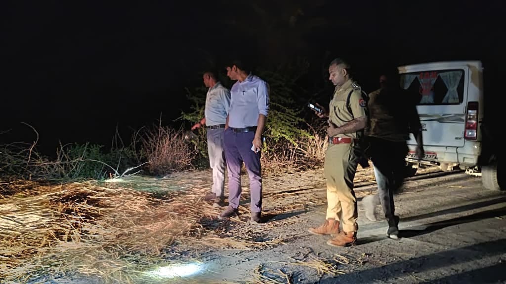 फोटो 46 - पटियाली सीएचसी पर ग्रामीणों एवं परिजनों से हादसे के संबंध में जानकारी लेते एसडीएम प्र फोटो 46 - पटियाली सीएचसी पर ग्रामीणों एवं परिजनों से हादसे के संबंध में जानकारी लेते एसडीएम प्र