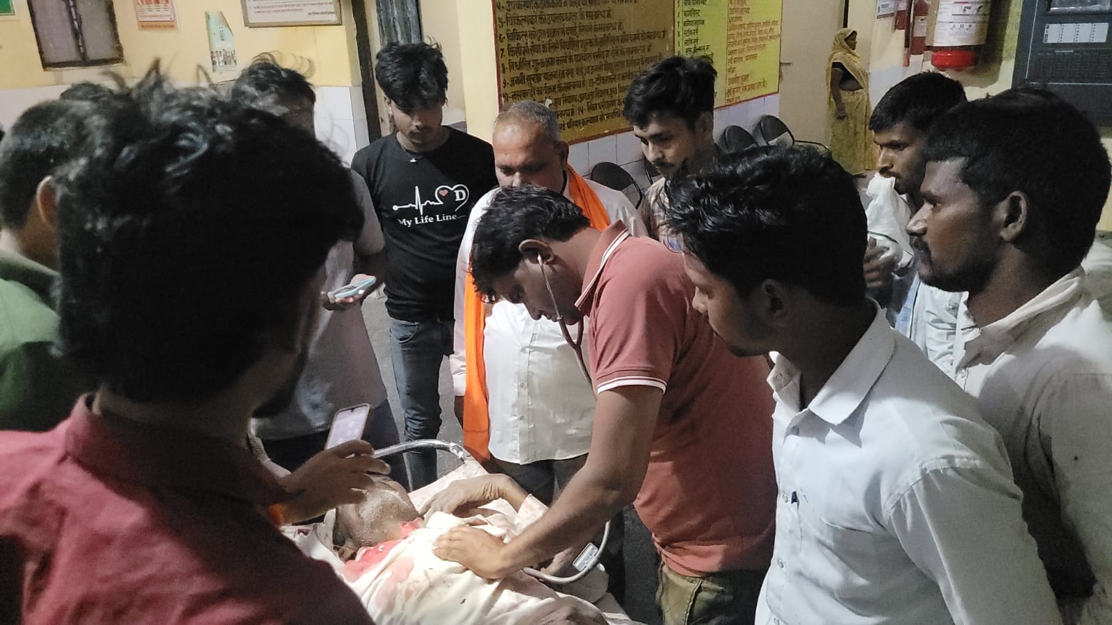 फोटो 46 - पटियाली सीएचसी पर ग्रामीणों एवं परिजनों से हादसे के संबंध में जानकारी लेते एसडीएम प्र फोटो 46 - पटियाली सीएचसी पर ग्रामीणों एवं परिजनों से हादसे के संबंध में जानकारी लेते एसडीएम प्र