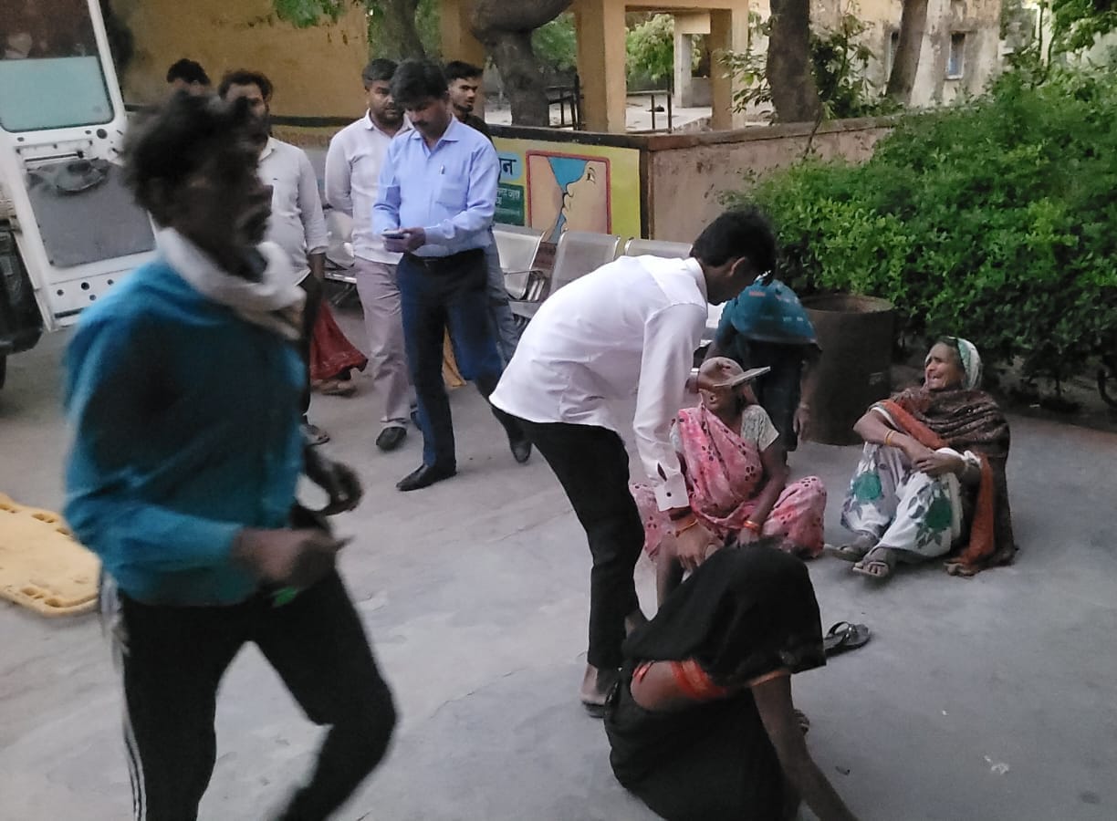 फोटो 46 - पटियाली सीएचसी पर ग्रामीणों एवं परिजनों से हादसे के संबंध में जानकारी लेते एसडीएम प्र फोटो 46 - पटियाली सीएचसी पर ग्रामीणों एवं परिजनों से हादसे के संबंध में जानकारी लेते एसडीएम प्र