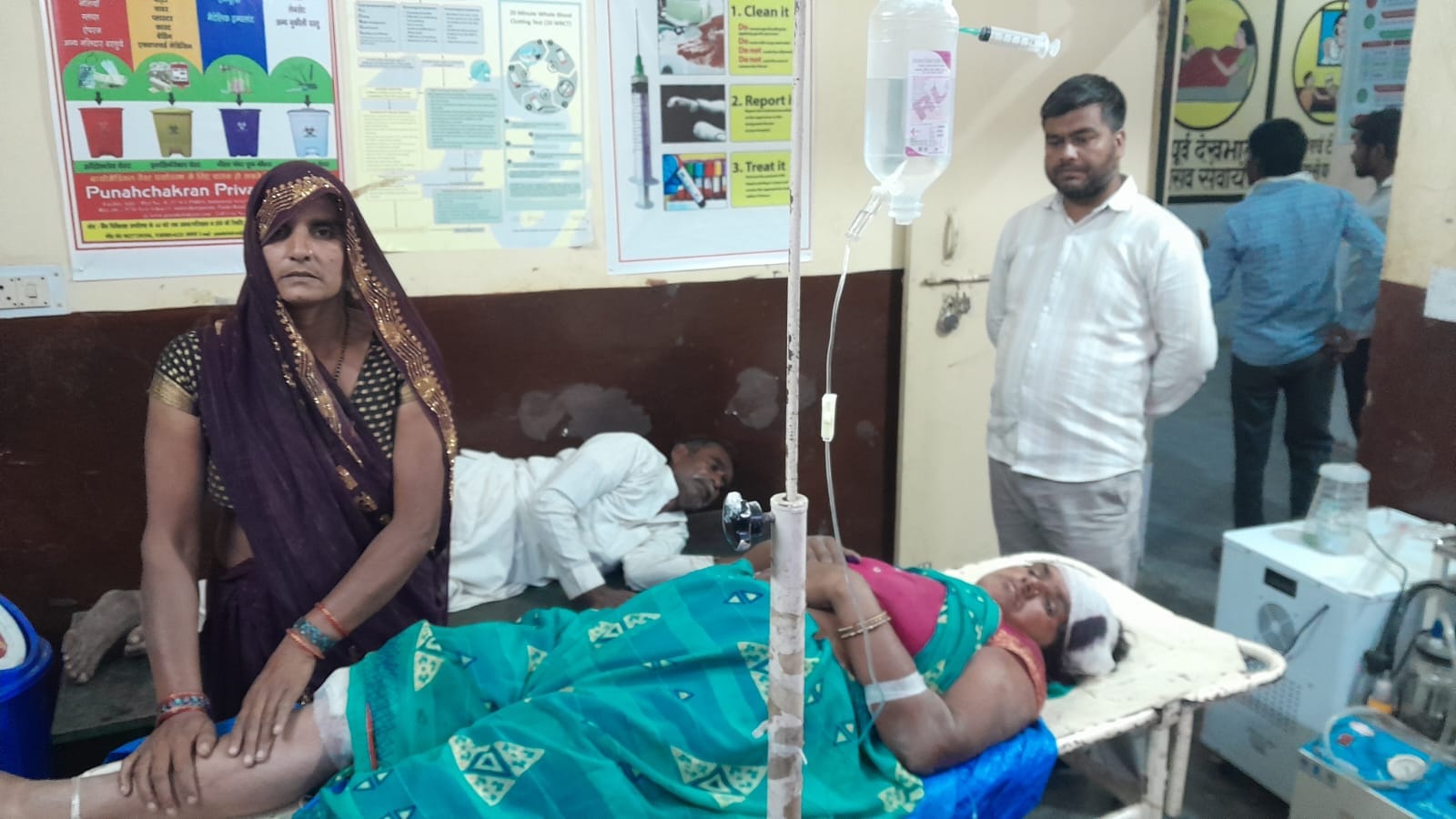 फोटो 46 - पटियाली सीएचसी पर ग्रामीणों एवं परिजनों से हादसे के संबंध में जानकारी लेते एसडीएम प्र फोटो 46 - पटियाली सीएचसी पर ग्रामीणों एवं परिजनों से हादसे के संबंध में जानकारी लेते एसडीएम प्र