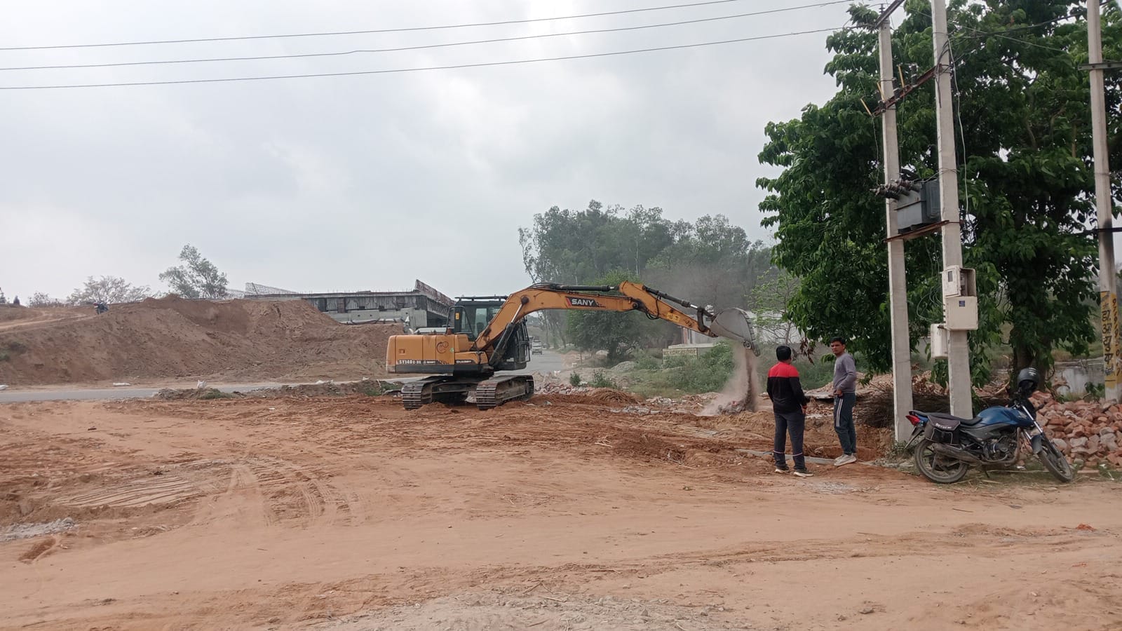 ग्राम देवल में हाइवे द्वारा कराया जा रहा पुल निर्माण कार्य व सड़क चौड़ीकरण कार्य स्रोत संवाद