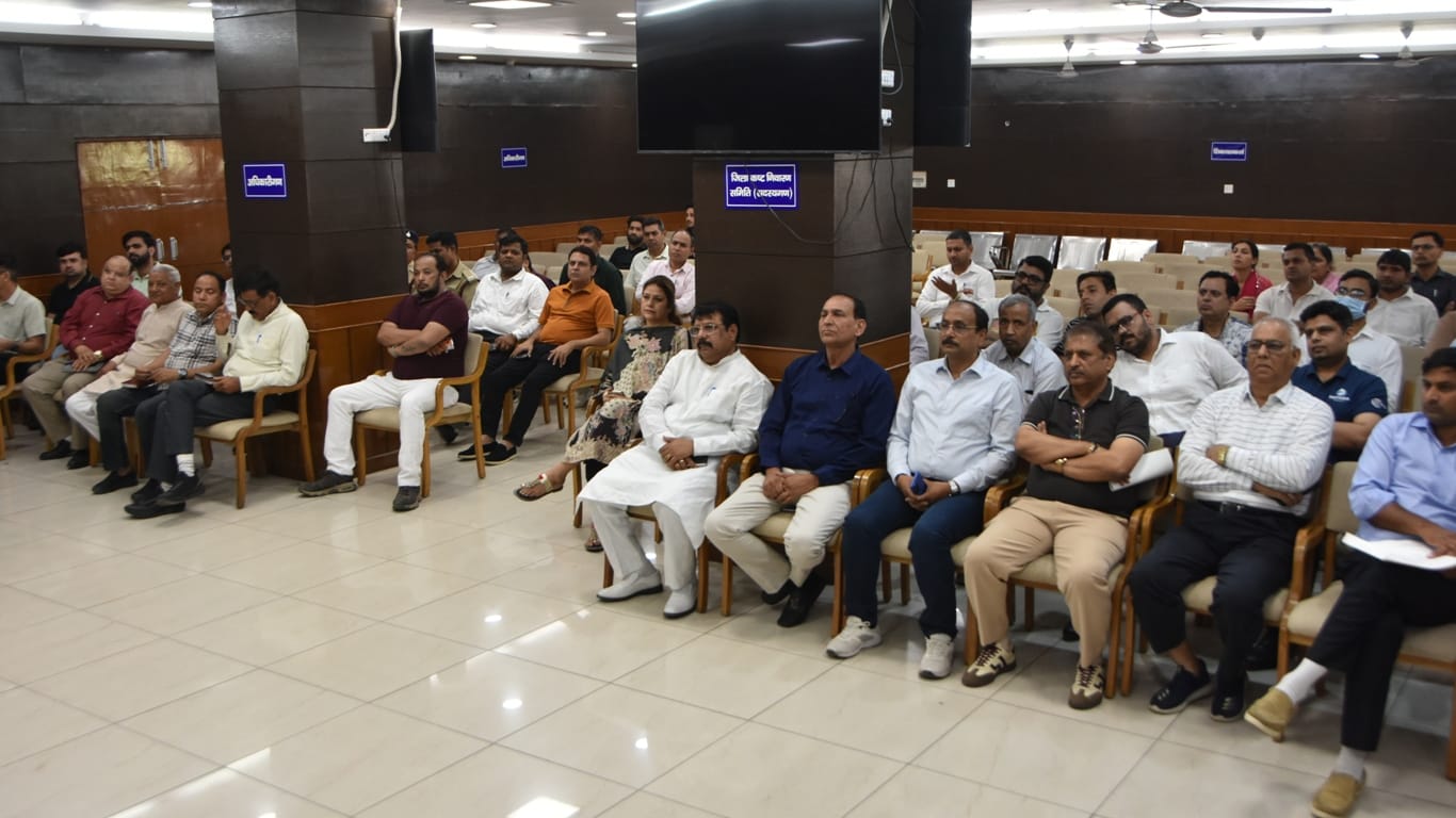 जिला सचिवालय में औद्योगिक और दूसरे संगठनों के पदाधिकारियों से बात करते डीसी डॉ. वीरेंद्र कुमार