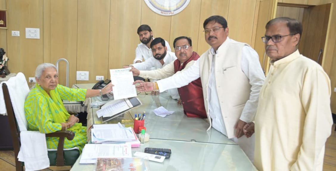 ज्ञापन देते समाज के लोग।