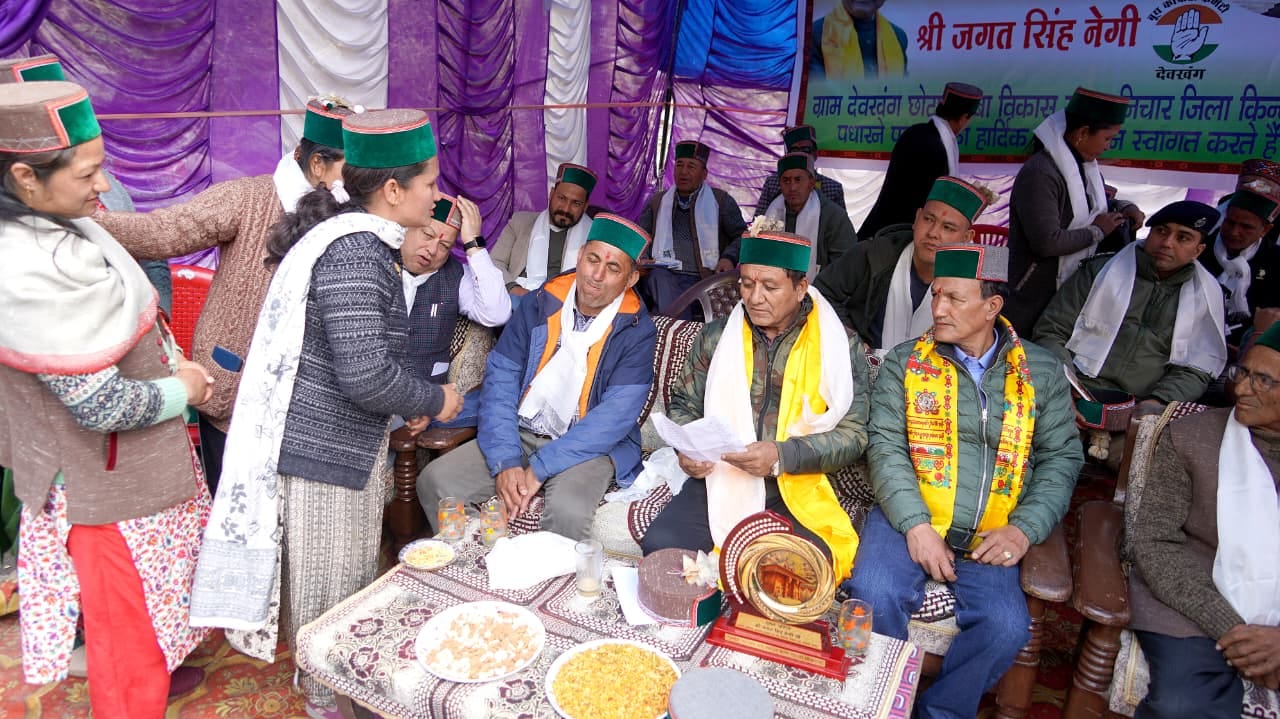 किन्नौर के गांव देवखंग में क्रिकेट प्रतियोगिता के शुभारंभ पर शॉट खेलते मंत्री जगत सिंह नेगी। स्