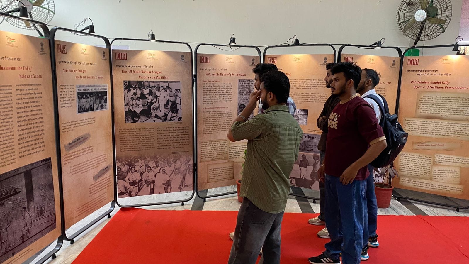 कुरुक्षेत्र। भारत पाक विभाजन की प्रदर्शनी देखते छात्र। संवाद