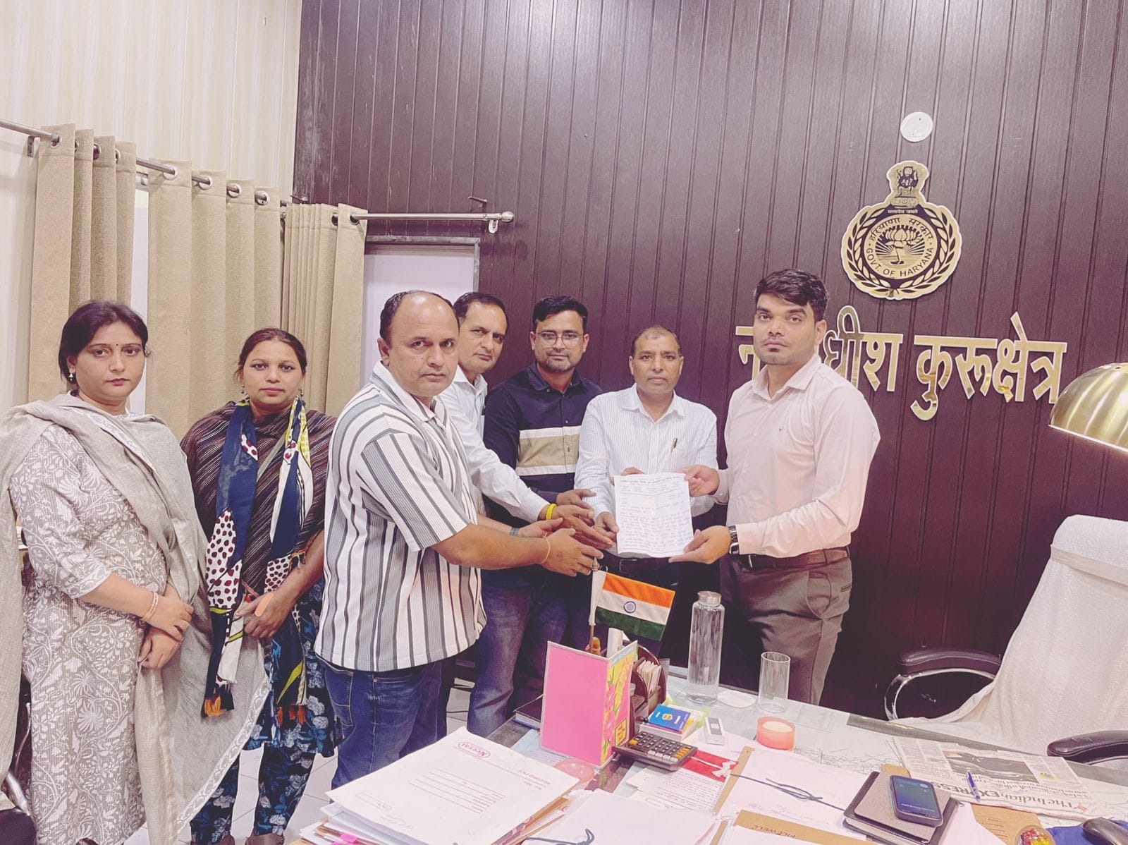 कुरुक्षेत्र। राजकीय प्राथमिक शिक्षक संघ से जुडे़ शिक्षक सीटीएम को ज्ञापन सौंपते हुए। स्वयं
