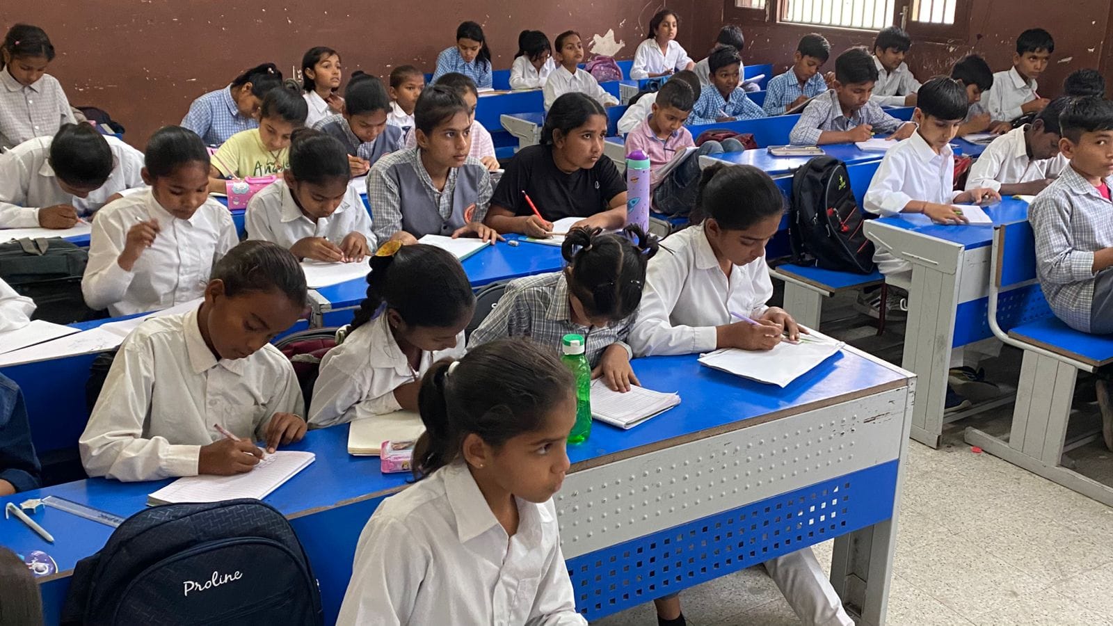 कुरुक्षेत्र। स्कूल में पढ़ते हुए बच्चे । संवाद कुरुक्षेत्र। स्कूल में पढ़ते हुए बच्चे । संवाद