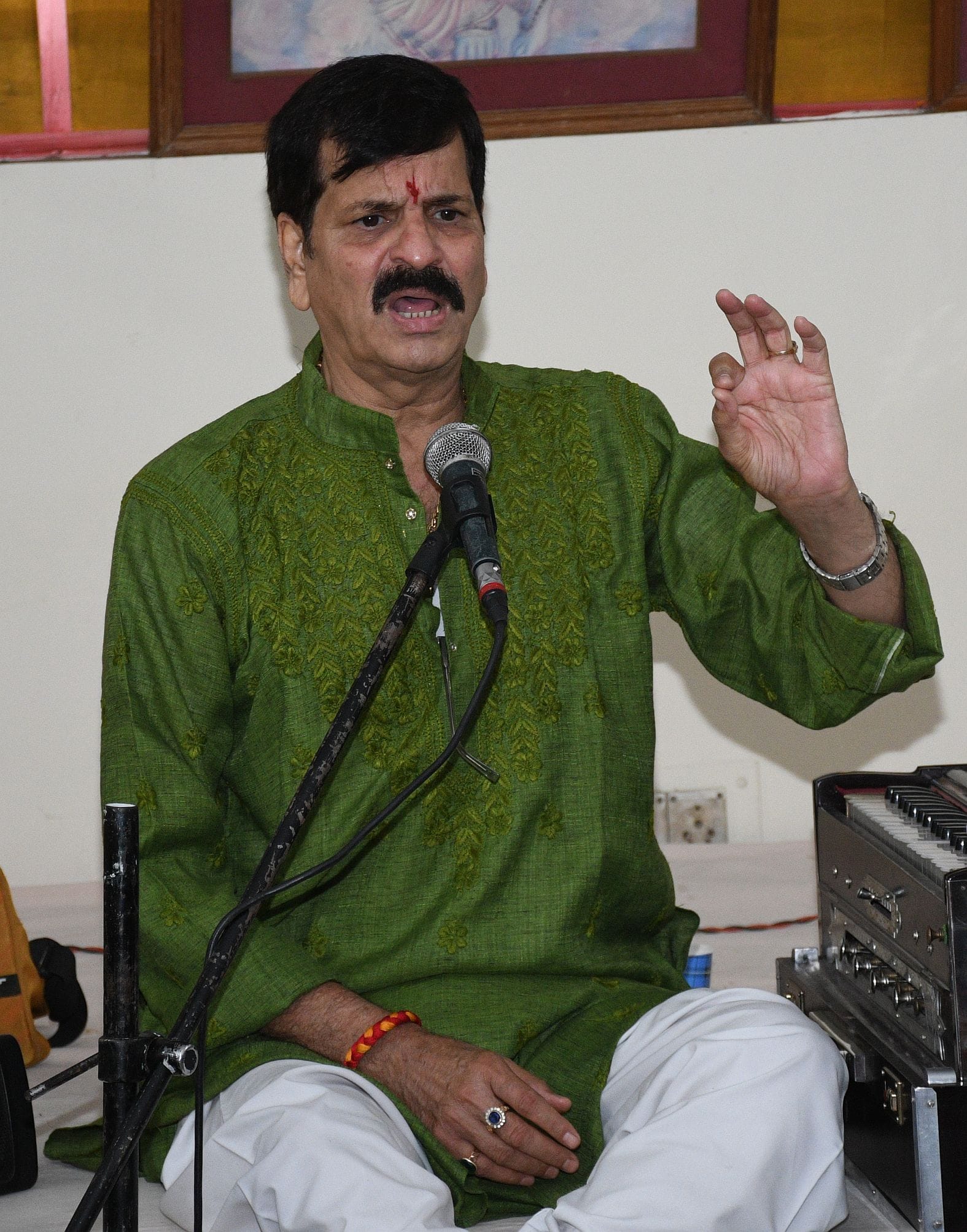 कार्यशाला में किशोर चतुर्वेदी ने भजन गायिकी के गुर सिखाए।