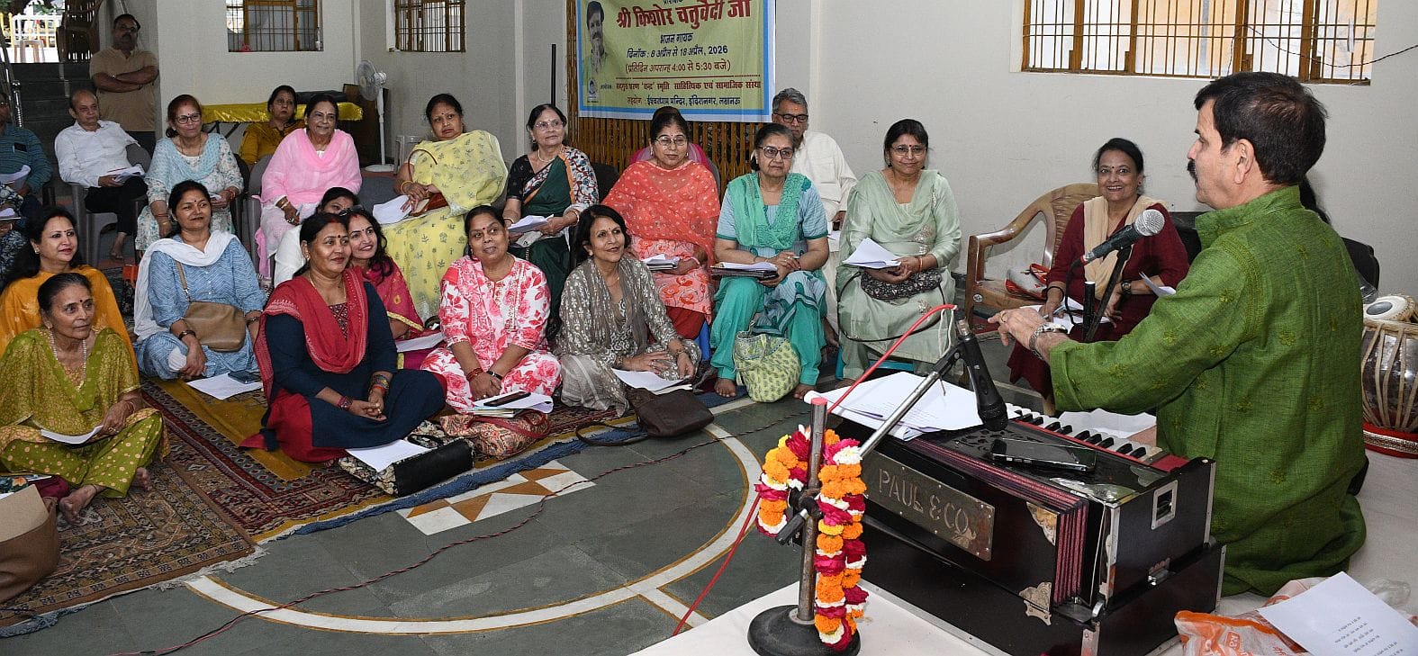 कार्यशाला में किशोर चतुर्वेदी ने भजन गायिकी के गुर सिखाए।