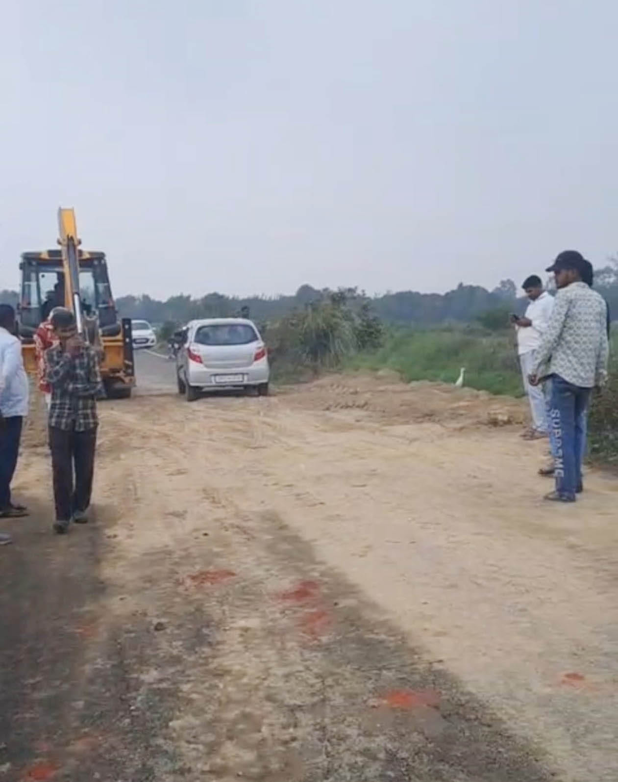 क्षतिग्रस्त पटरी को ठीक करती जेसीबी मशीन: ग्रामीण