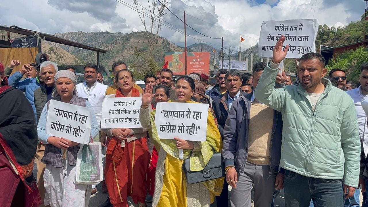 कोटखाई में लोक निर्माण विभाग का घेराव करते भाजपा नेता चेतन बरागटा और कार्यकर्ता। संवाद