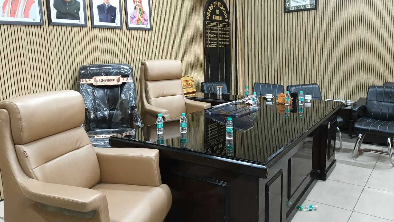 कैथल के नगर परिषद कार्यालय में हुई बैठक में आपस में चर्चा करते पार्षद   संवाद 