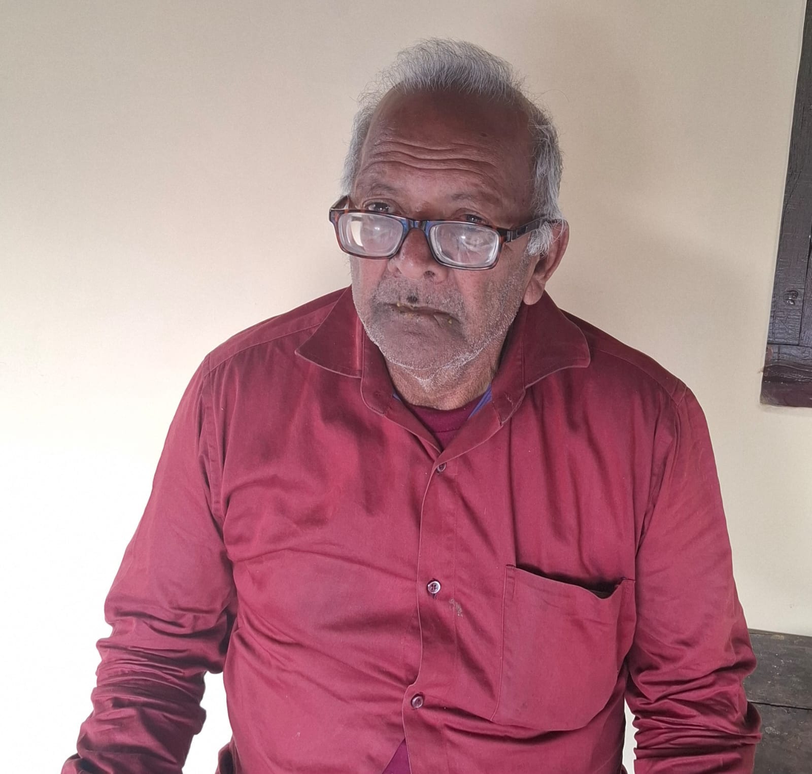 लगदेवी में निकासी नाली के अभाव में सड़क से नीचे गिरते पानी से मकान को खतर। संवाद