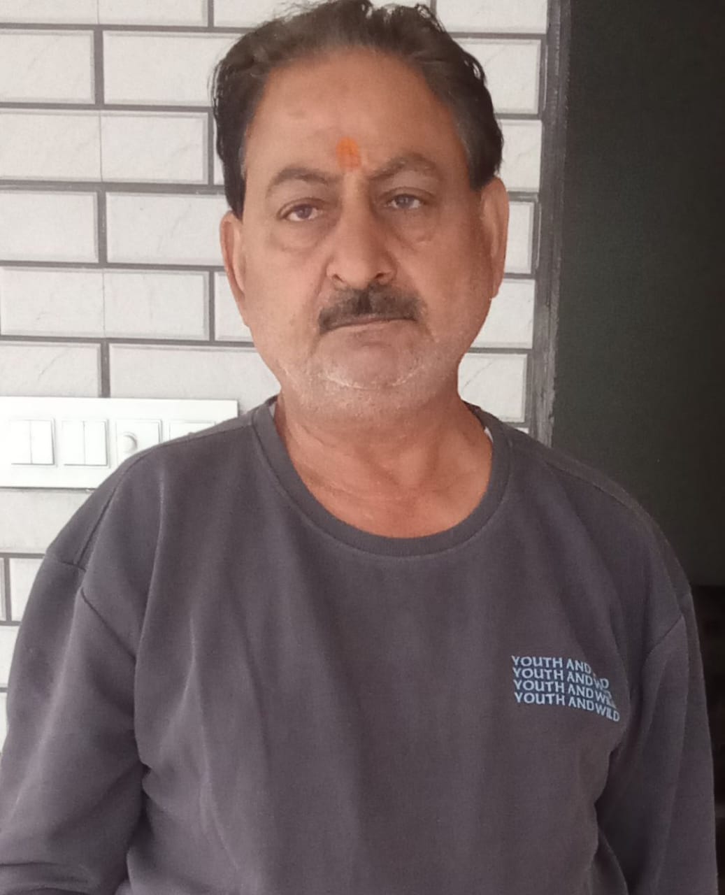 लगदेवी में निकासी नाली के अभाव में सड़क से नीचे गिरते पानी से मकान को खतर। संवाद