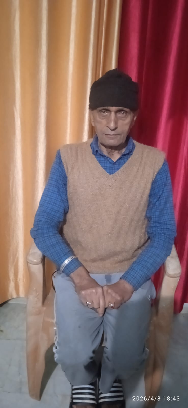 लगदेवी में निकासी नाली के अभाव में सड़क से नीचे गिरते पानी से मकान को खतर। संवाद