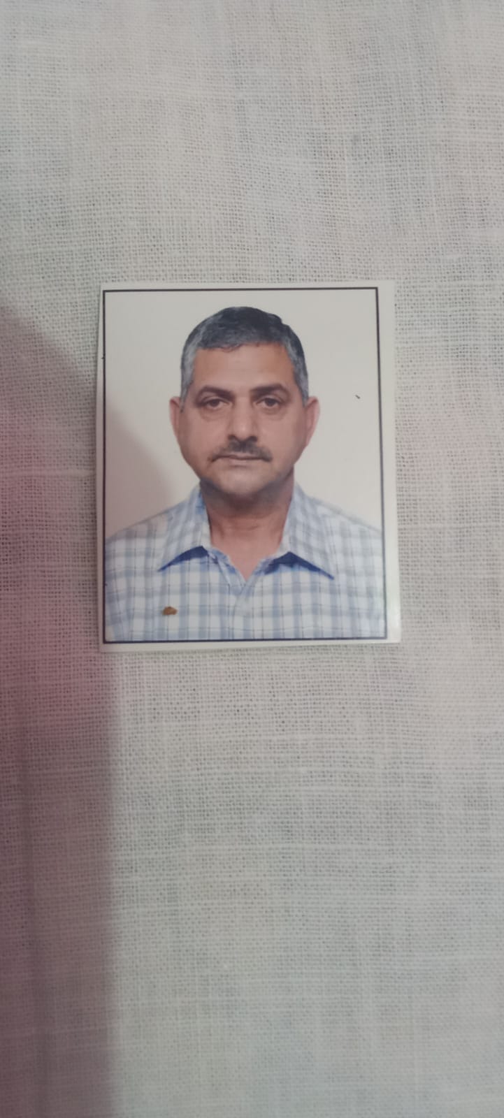 लगदेवी में निकासी नाली के अभाव में सड़क से नीचे गिरते पानी से मकान को खतर। संवाद