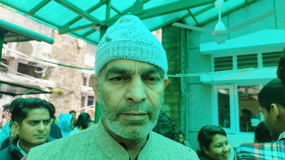 मेडिकल कॉलेज की लैब में टेस्ट के लिए कतारों में खड़े मरीज। संवाद मेडिकल कॉलेज की लैब में टेस्ट के लिए कतारों में खड़े मरीज। संवाद