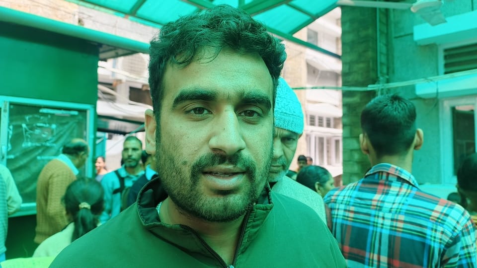 मेडिकल कॉलेज की लैब में टेस्ट के लिए कतारों में खड़े मरीज। संवाद मेडिकल कॉलेज की लैब में टेस्ट के लिए कतारों में खड़े मरीज। संवाद