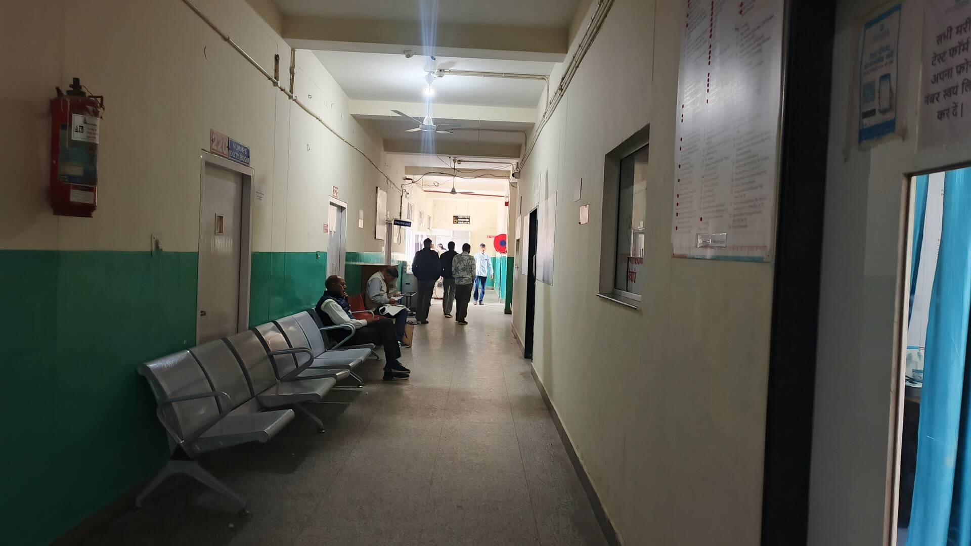 मेडिकल कॉलेज की लैब में टेस्ट के लिए कतारों में खड़े मरीज। संवाद मेडिकल कॉलेज की लैब में टेस्ट के लिए कतारों में खड़े मरीज। संवाद