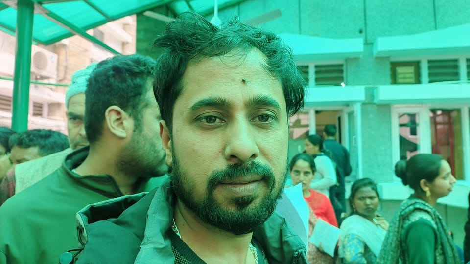 मेडिकल कॉलेज की लैब में टेस्ट के लिए कतारों में खड़े मरीज। संवाद मेडिकल कॉलेज की लैब में टेस्ट के लिए कतारों में खड़े मरीज। संवाद