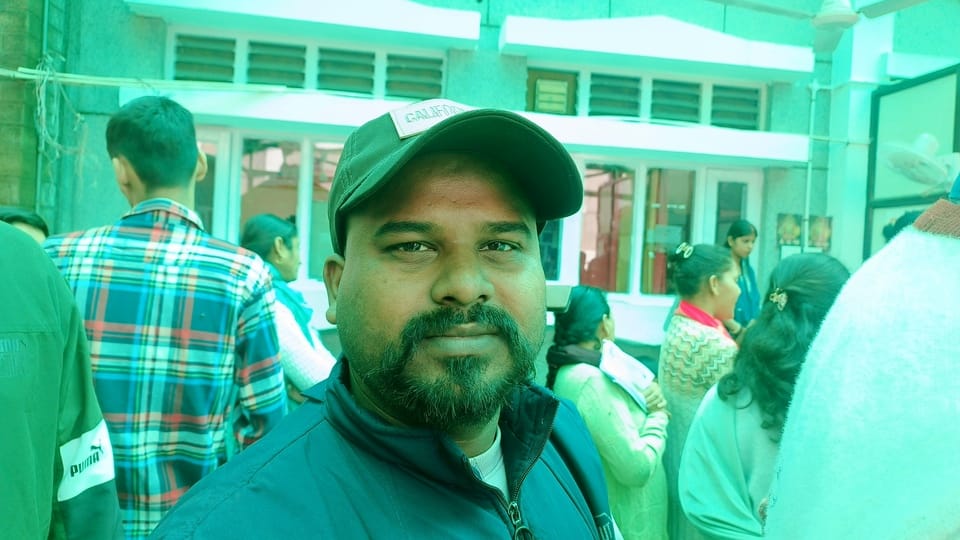 मेडिकल कॉलेज की लैब में टेस्ट के लिए कतारों में खड़े मरीज। संवाद मेडिकल कॉलेज की लैब में टेस्ट के लिए कतारों में खड़े मरीज। संवाद