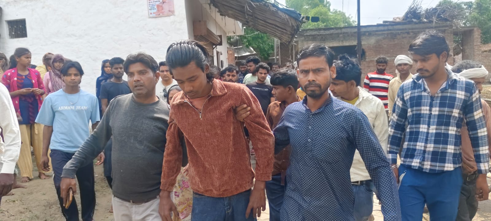 महिला की मौत पर विलाप करते परिजन। संवाद महिला की मौत पर विलाप करते परिजन। संवाद