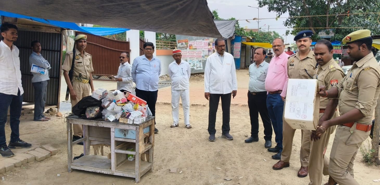 मेंहनगर में दवा की दुकान पर छापेमारी करती स्वास्थ्य विभाग की टीम। संवाद
