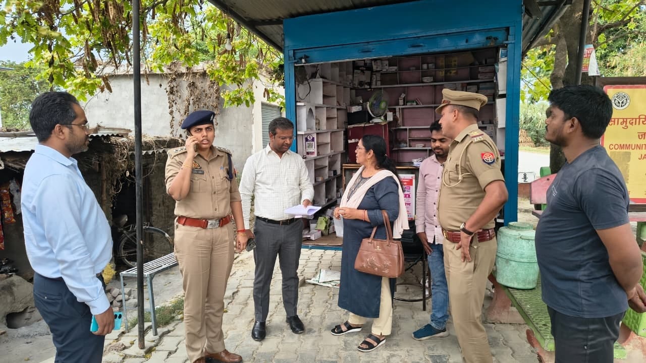 मेंहनगर में दवा की दुकान पर छापेमारी करती स्वास्थ्य विभाग की टीम। संवाद