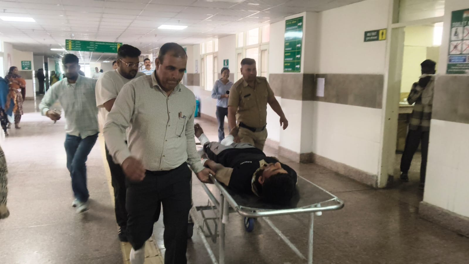 मुकंद लाल जिला नागरिक अस्पताल में उपचार के लिए लाया गया आरोपी अमन उर्फ काकू। संवाद