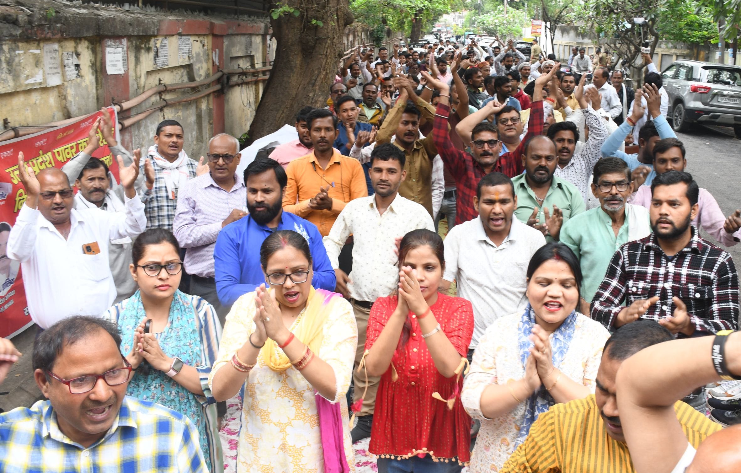 मध्यांचल विद्युत वितरण निगम के बाहर प्रदर्शन करते उत्तर प्रदेश पावर कॉरपोरेशन निविदा संविदा कर्