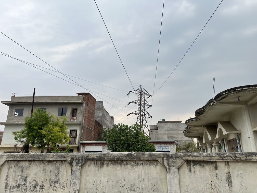 नगर के सहादतपुरा स्थित मकान के उपर से गुजरा हाइटेंशन तार।संवाद