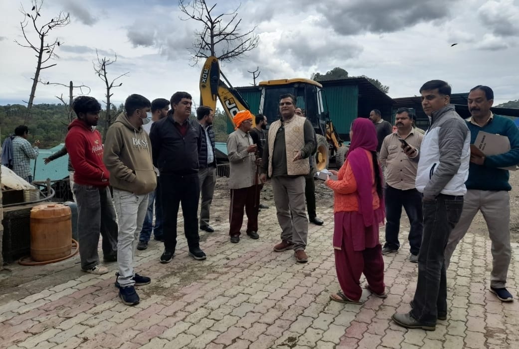 नगर निगम हमीरपुर की डंपिंग साइट के बाहर कूड़े को दूसरी गाड़ी में स्थानांतरण करने के विरोध में उ नगर निगम हमीरपुर की डंपिंग साइट के बाहर कूड़े को दूसरी गाड़ी में स्थानांतरण करने के विरोध में उ