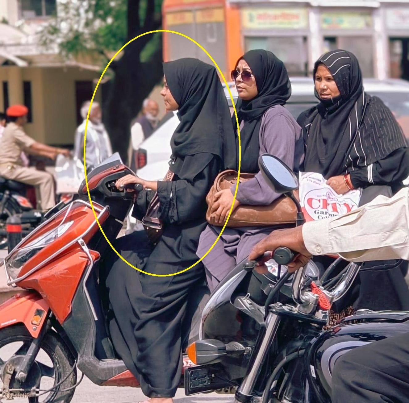 ओसा रोड में फर्राटा भरता बाइक सवार किशोर।  संवाद