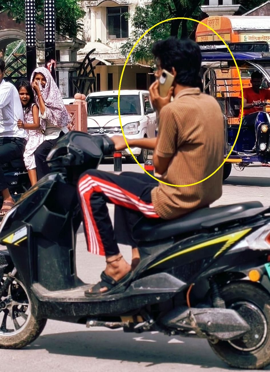 ओसा रोड में फर्राटा भरता बाइक सवार किशोर।  संवाद