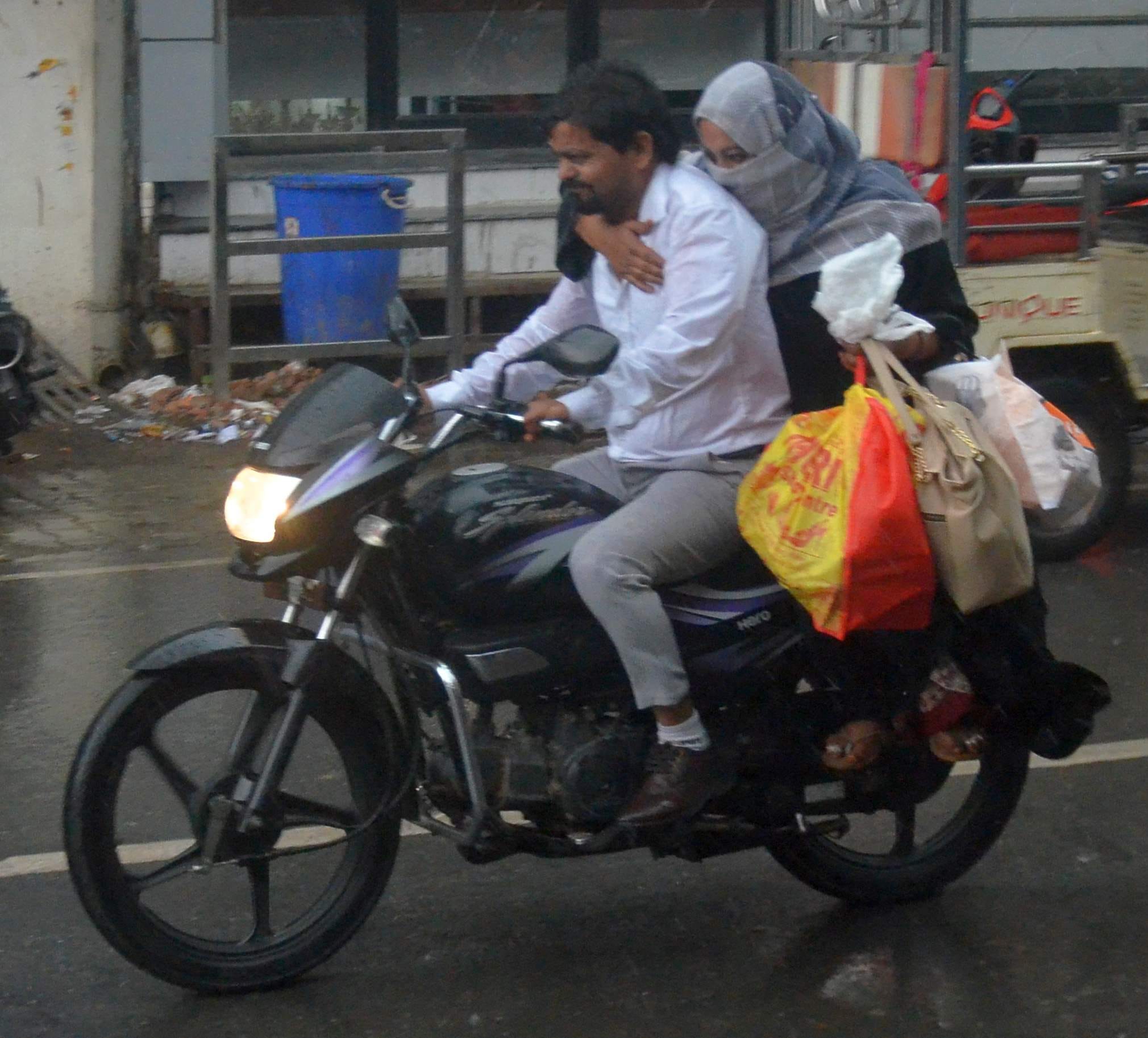 पुवायां मंडी में तिरपाल से ढके गेहूं के ढेर और छाए बादल। संवाद