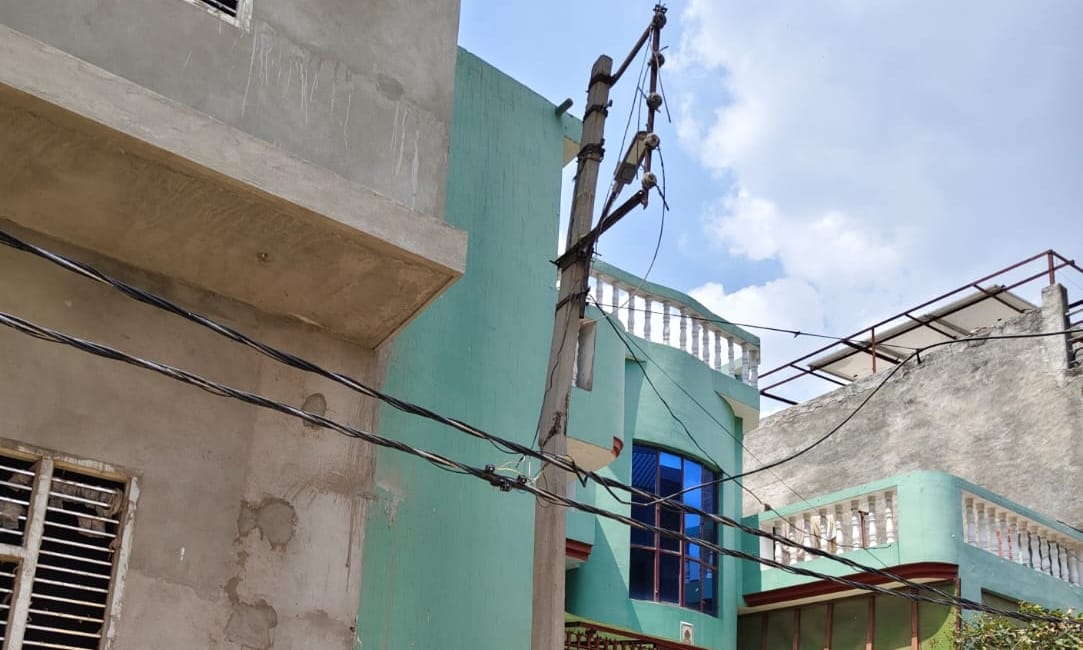 राजीव विहार कालोनी में रात के समय बारिश में सड़क पर टूटा पड़ा बिजली का खंभा। संवाद राजीव विहार कालोनी में रात के समय बारिश में सड़क पर टूटा पड़ा बिजली का खंभा। संवाद