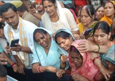 रसड़ा के प्रधानपुर गांव में असम रेजिमेंट में जवान के शव को सलामी देते सैन्य अधिकारी। संवाद रसड़ा के प्रधानपुर गांव में असम रेजिमेंट में जवान के शव को सलामी देते सैन्य अधिकारी। संवाद