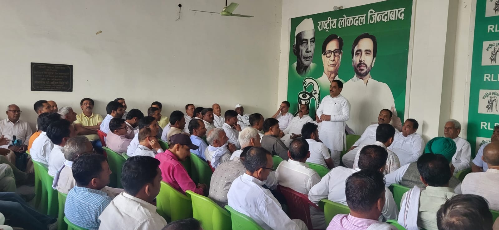 सहकारी बैंक में भाजपा नेताओं की बैठक में कौशल विकास राज्यमंत्री कपिल देव अग्रवाल एवं अन्य : स्र