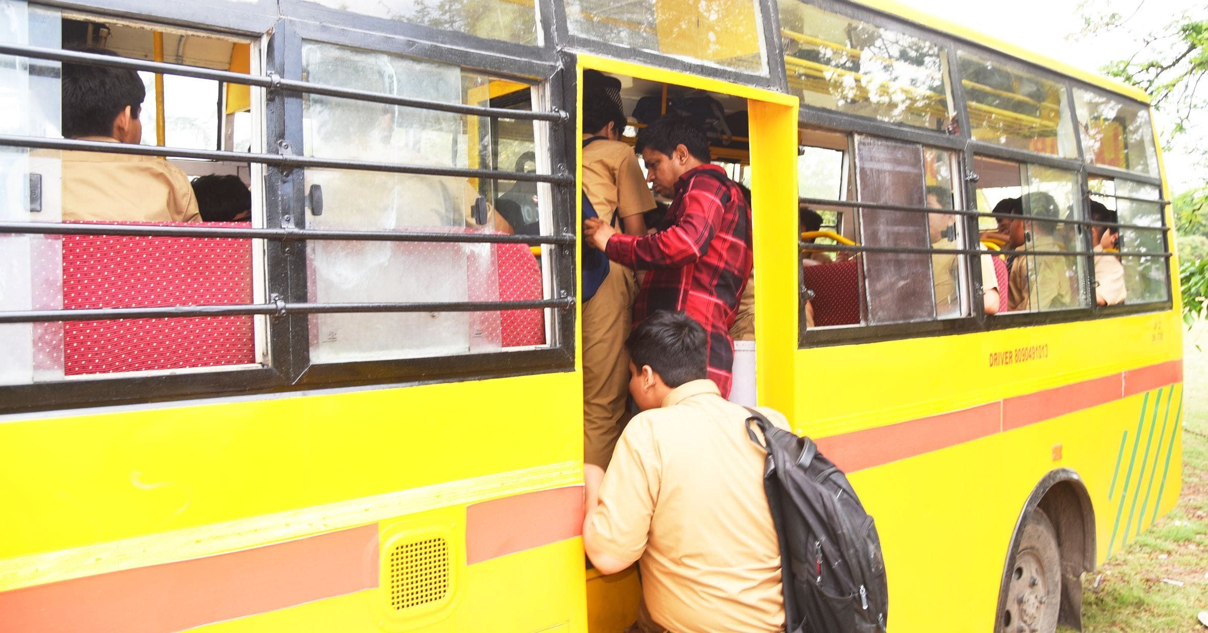 स्कूली बसों की हालत ऐसी है कि सुरक्षा को दरकिनार कर गेट के सामने ही बच्चों के लिए एक अलग सीट लग