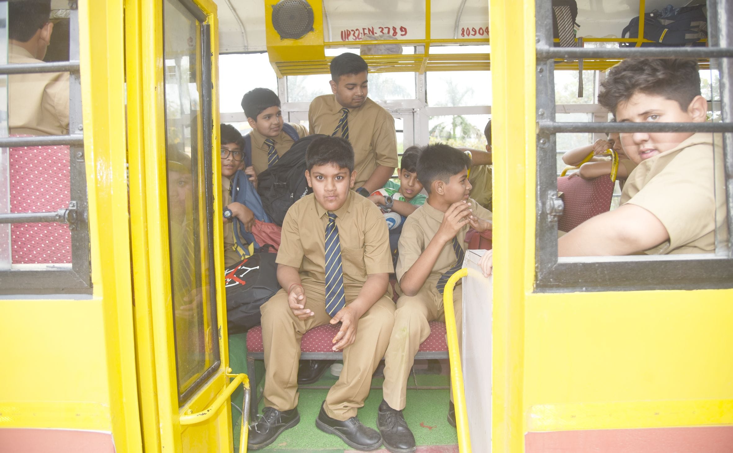 स्कूली बसों की हालत ऐसी है कि सुरक्षा को दरकिनार कर गेट के सामने ही बच्चों के लिए एक अलग सीट लग