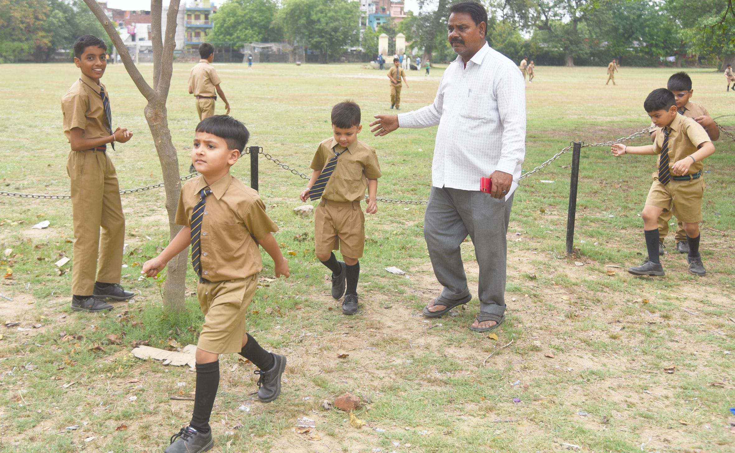 स्कूली बसों की हालत ऐसी है कि सुरक्षा को दरकिनार कर गेट के सामने ही बच्चों के लिए एक अलग सीट लग