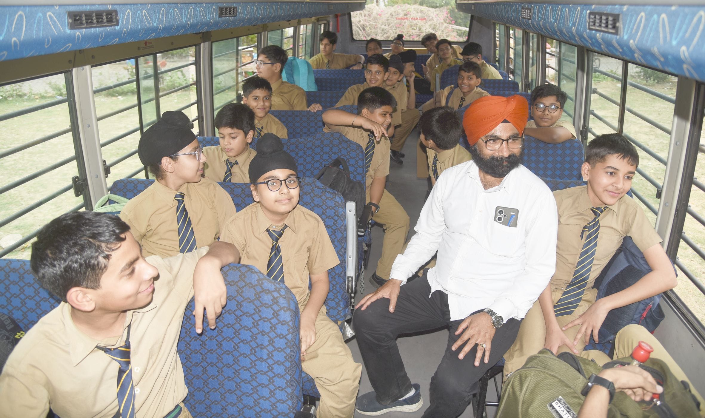 स्कूली बसों की हालत ऐसी है कि सुरक्षा को दरकिनार कर गेट के सामने ही बच्चों के लिए एक अलग सीट लग