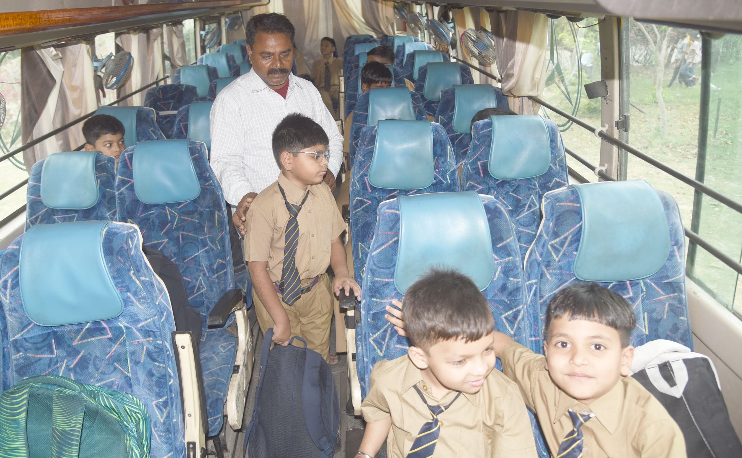 स्कूली बसों की हालत ऐसी है कि सुरक्षा को दरकिनार कर गेट के सामने ही बच्चों के लिए एक अलग सीट लग