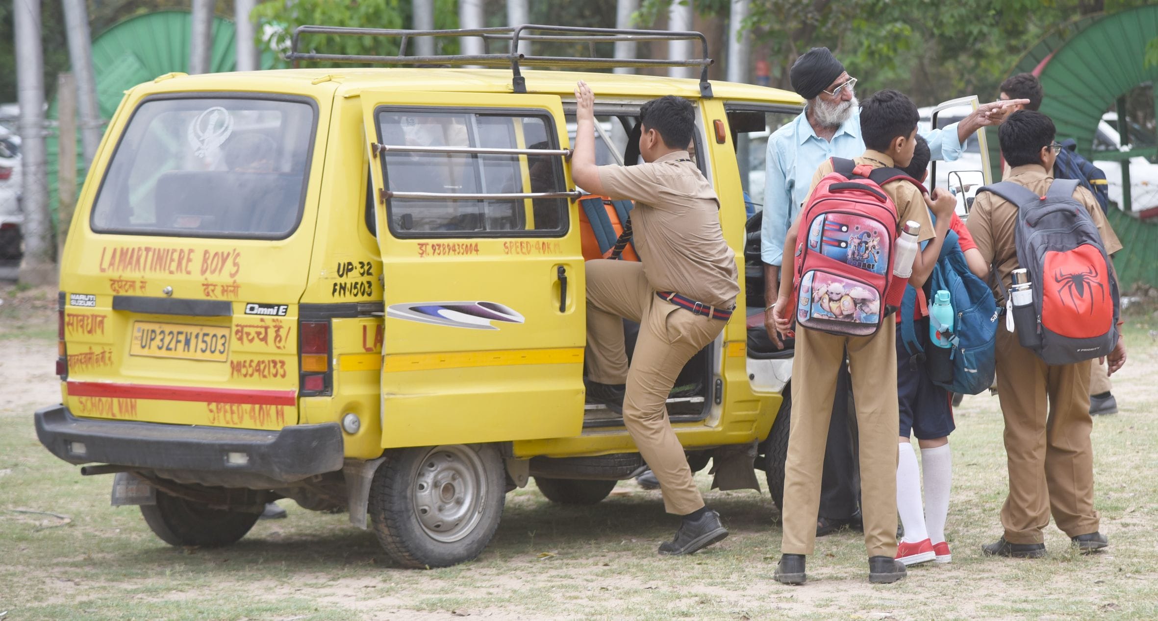 स्कूली बसों की हालत ऐसी है कि सुरक्षा को दरकिनार कर गेट के सामने ही बच्चों के लिए एक अलग सीट लग