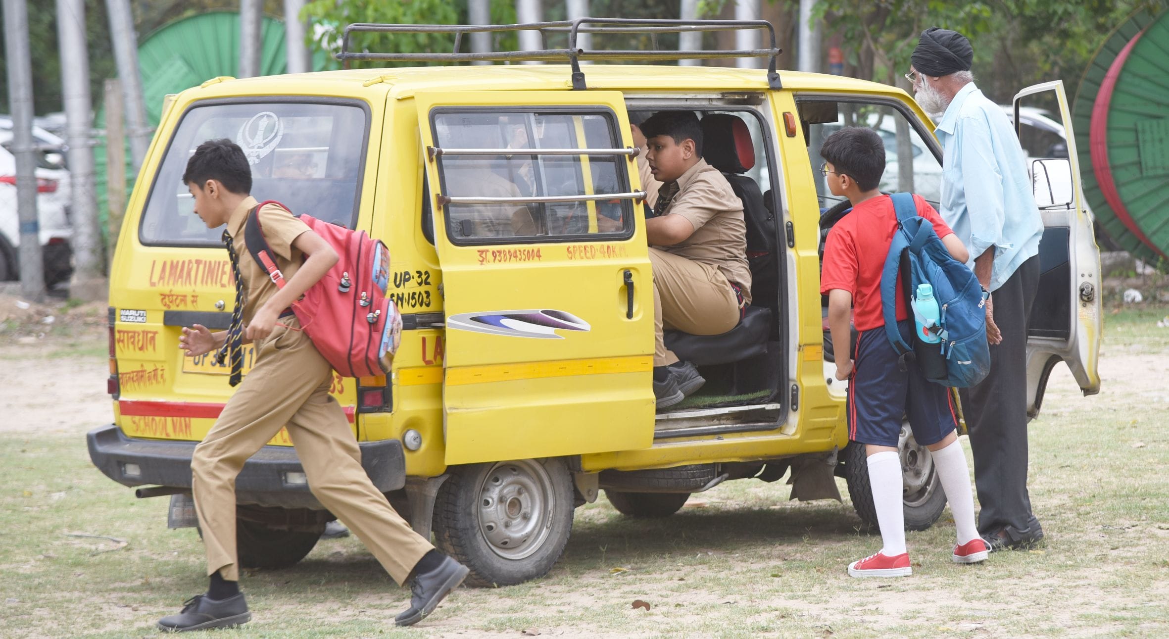 स्कूली बसों की हालत ऐसी है कि सुरक्षा को दरकिनार कर गेट के सामने ही बच्चों के लिए एक अलग सीट लग