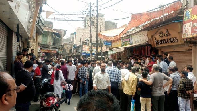 सराफा बाजार में धरने पर बैठे व्यापारियों के बीच पहुंचे राज्य मंत्री कपिल देव अग्रवाल एवं सांसद 